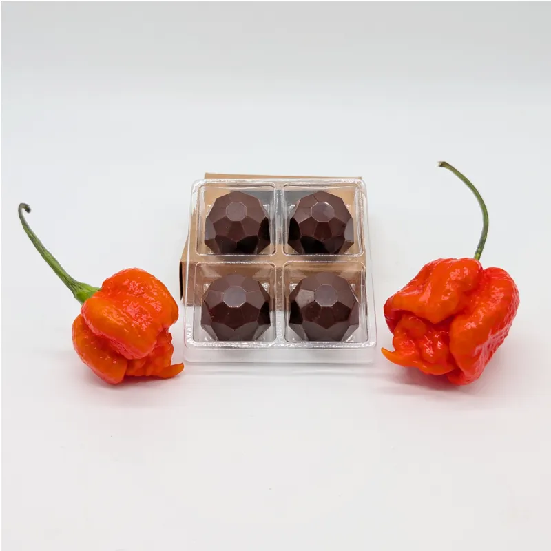 ChocoRoulette - 4 chocolats - 1 piégé - <p><strong>Un coffret élégant. Quatre bouchées raffinées. Une seule... en enfer.</strong><br>ChocoRoulette est une expérience chocolatée unique : 4 chocolats noirs artisanaux, tous identiques.<br>Mais attention : l’un d’entre eux contient du <strong>Carolina Reaper</strong>, le piment le plus fort du monde.<br><br>Lequel ? C’est tout le jeu.</p><h3><strong>Ce que contient ChocoRoulette - Chocolats Piégés</strong></h3><p>4 chocolats artisanaux praliné avec :<br>- 3 plaisirs intenses<br>- 1 piège brûlant<br><br>- Une décharge "notice d'urgence" (que vous pouvez garder si vous offrez la boite 😈)<br><br>Créé en partenariat avec <a href="https://www.steeve-girardin.fr/chocolaterie/">Stevee Girardin</a>, artisan chocolatier à Prunay !</p><p>Produit en édition limitée.</p><h3>Ingrédients</h3><p>Chocolats classiques :<br>Chocolat noir, amandes, noisettes, sucre, gousse de vanille, beurre de cacao&nbsp;<br><br>Chocolat au piment (1 sur 4 aléatoirement) :<br>Identique, avec 10 % de poudre de Carolina Reaper</p>